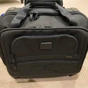 Tumi Alpha 2 4-wheeled compact Duffel/briefcase